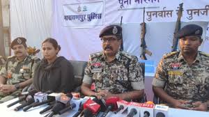 28 माओवादी कैडरों ने छोड़ा हिंसा का रास्ता, हथियारों के साथ IG के सामने किया सरेंडर
