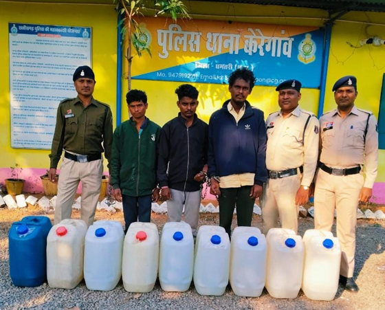 (धमतरी) एसपी धमतरी के निर्देश पर चलाये जा रहे अवैध शराब के विरुद्ध अभियान का असर – केरेगांव पुलिस ने अवैध कच्ची महुआ शराब बेच रहे ग्राम सलोनी में दी दबिश