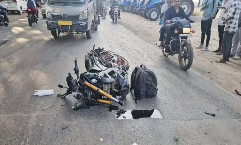 ट्रक ने दो बाइकों में मारी टक्कर