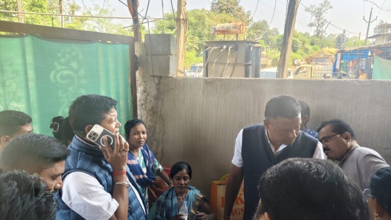 (बीजापुर) भाजपा कार्यकर्ता स्वर्गीय सत्यम पुनेम के शोकाकुल परिवार से भाजपा नेताओं की मुलाकात