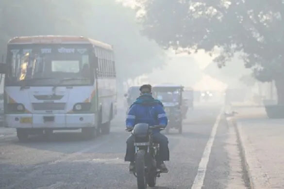दिल्ली-एनसीआर में बढ़ने लगी ठंड, तापमान में गिरावट और धुंध ने बढ़ाई मुश्किलें