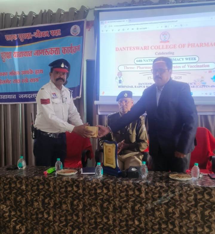 (जगदलपुर) प्राचार्य ने की अपील बाईक चलाने वाले हेलमेट पहन कर आएं तो मिलेगी गेट पर एंट्री