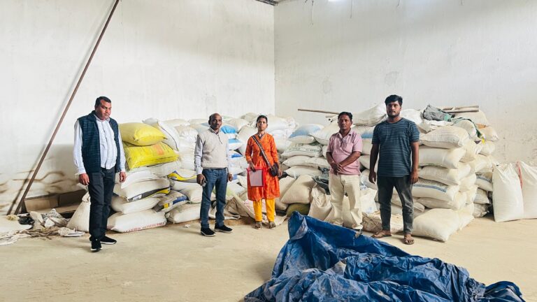 बटाउपाली ब और बंजारी में व्यापारी के गोदाम से अवैध धान जब्त