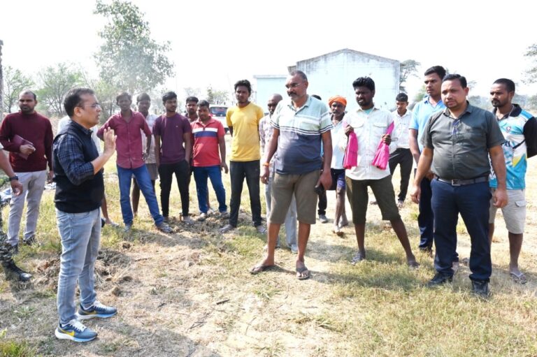 कलेक्टर महोबे ने किया धान खरीदी केंद्र सोंठी एवं झर्रा का औचक निरीक्षण