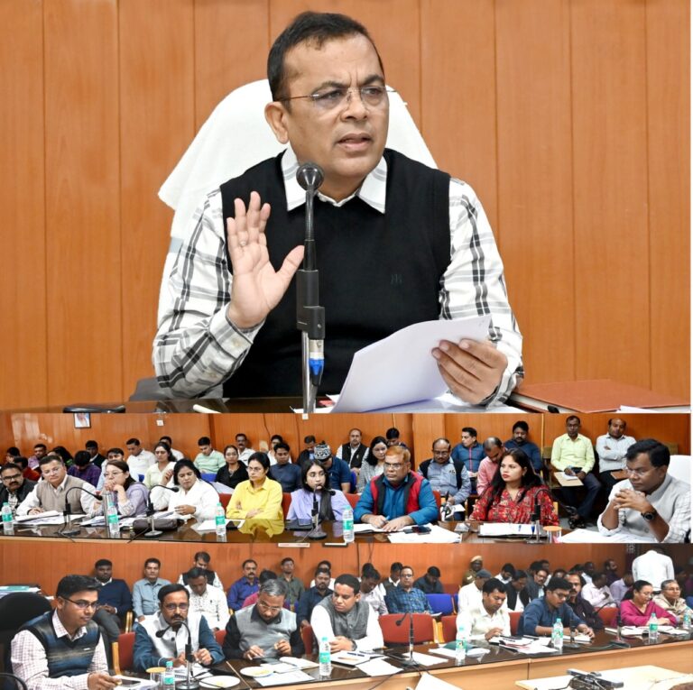 जांजगीर-चांपा में साप्ताहिक समीक्षा बैठक : सभी दफ्तरों में अनिवार्य होगी आधार आधारित बायोमैट्रिक उपस्थिति