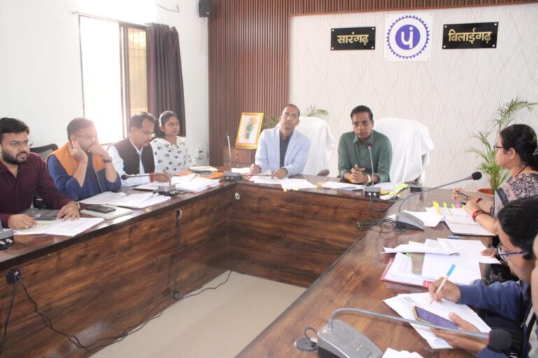 कलेक्टर डॉ कन्नौजे ने पंचायत विभाग अंतर्गत जिले के विकासमूलक कार्यों का किया समीक्षा