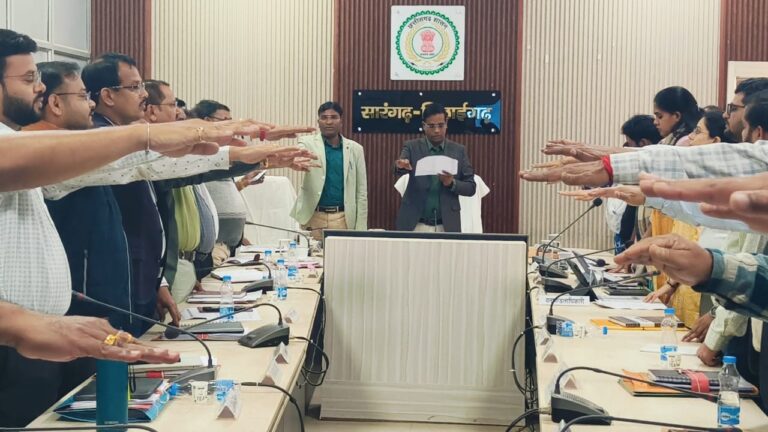 कलेक्टर डॉ संजय कन्नौजे ने कलेक्ट्रेट में संविधान दिवस का शपथ दिलाया