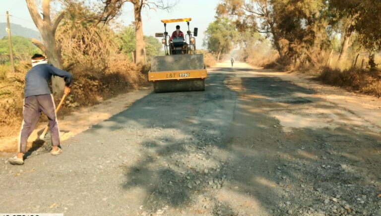 (रायपुर) सड़क चौड़ीकरण का काम प्रगति पर