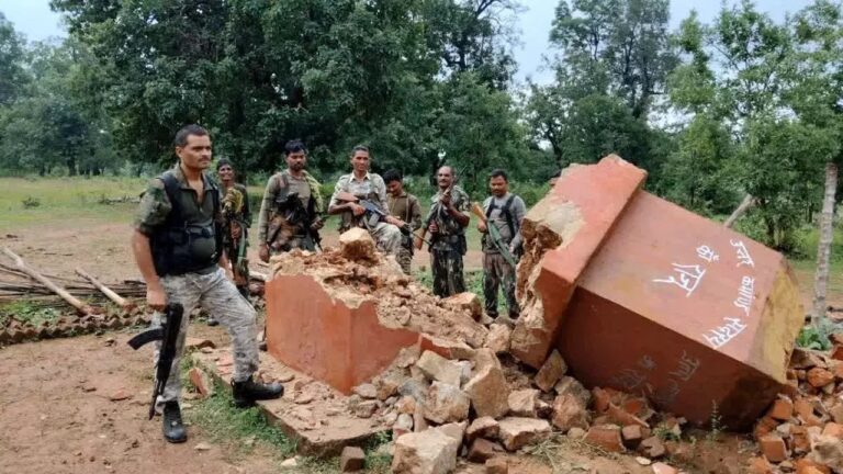 (नारायणपुर) अबूझमाड़ में सुरक्षा तंत्र हुआ और मजबूत, नक्सल स्मारक ध्वस्त कर विकास का रास्ता साफ