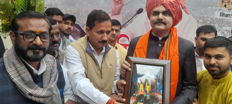 भाजपा नेता राकेश सिंह ने आईपीएस विकास वैभव को जन्मदिन पर बाबा हरिहरनाथ का प्रसाद व प्रतीक चिन्ह भेंट किया