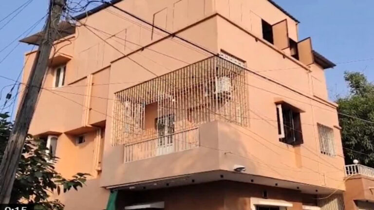 गुजरात के गोधरा में रिहायशी बिल्डिंग में आग लगी, एक ही परिवार के चार लोगों की मौत