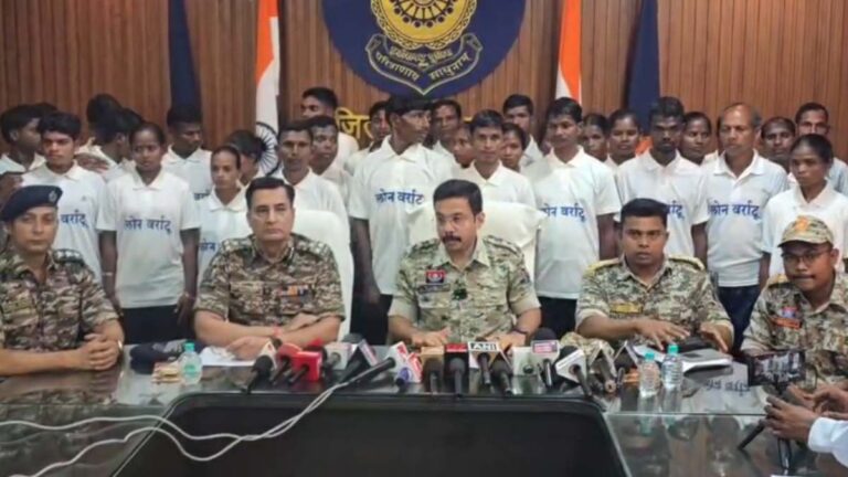 लाल आतंक को फिर बड़ी चोट: छत्तीसगढ़ में 37 नक्सलियों ने किया सरेंडर, माओवादियों पर था 65 लाख रुपये का इनाम