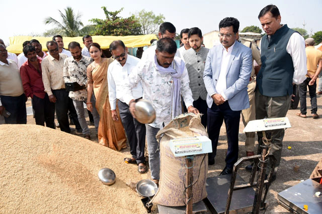 (दुर्ग) जिले के प्रभारी सचिव सोनमणि बोरा ने धान उपार्जन केंद्रों में व्यवस्था का जायजा लिया