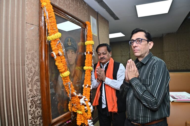 (महत्वपूर्ण) (रायपुर) शहीद अरुण केशव सप्रे को नगर निगम किया नमन