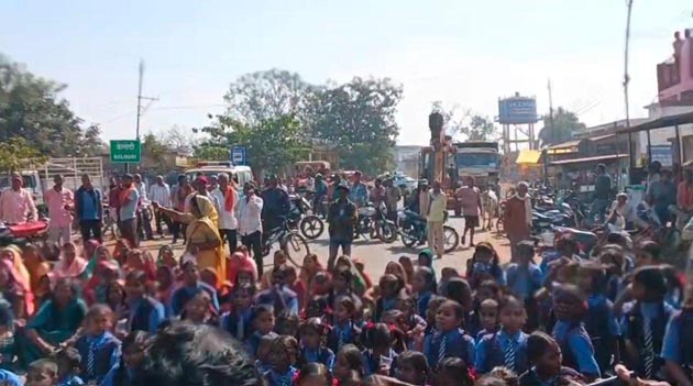 (दुर्ग) बेलौदी में शिक्षक कमी पर फूटा गुस्सा, बच्चों-अभिभावकों ने किया सड़क जाम