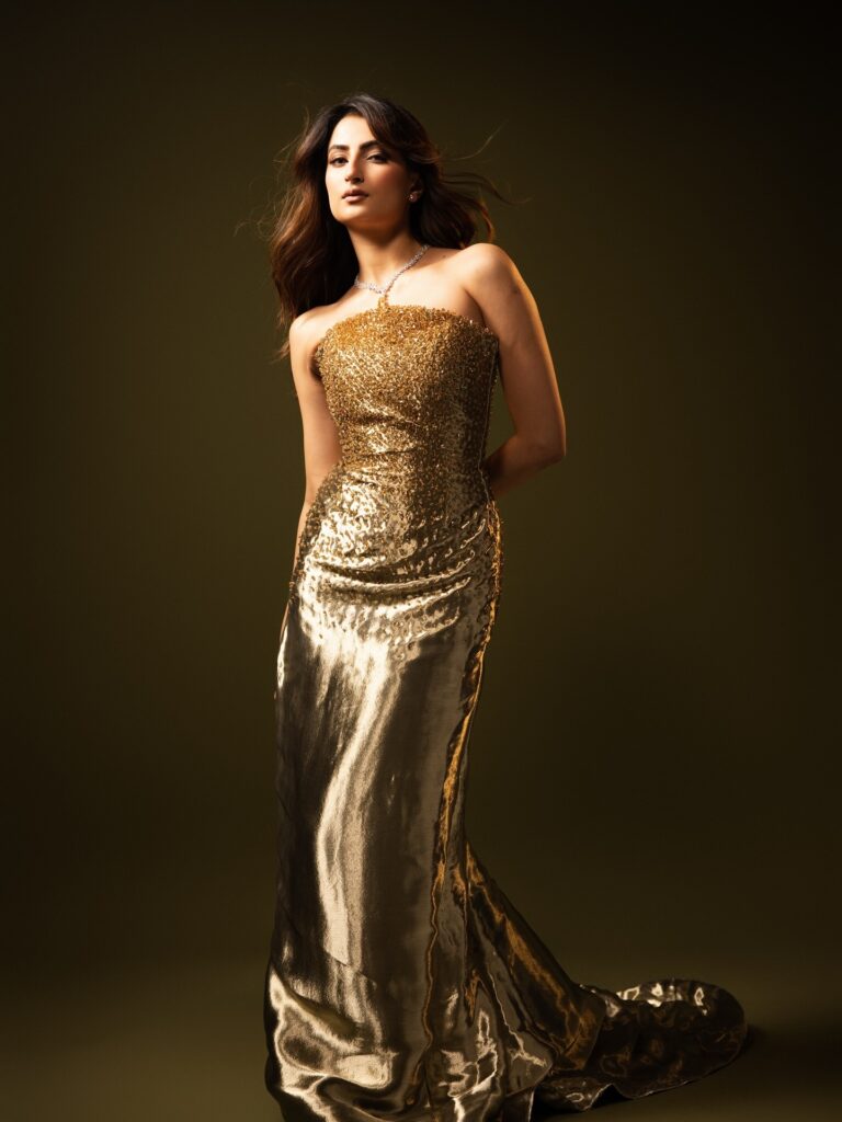 पलक तिवारी ने स्ट्रैप-लैस गाउन में ढाया कहर, तस्वीरें देख उड़े फैंस के होश!