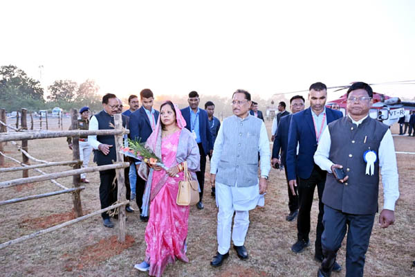 (जशपुरनगर) मुख्यमंत्री साय का फरसाबहार विकास खंड के पगुरा बहार हेलीपेड में हुआ आत्मीय स्वागत