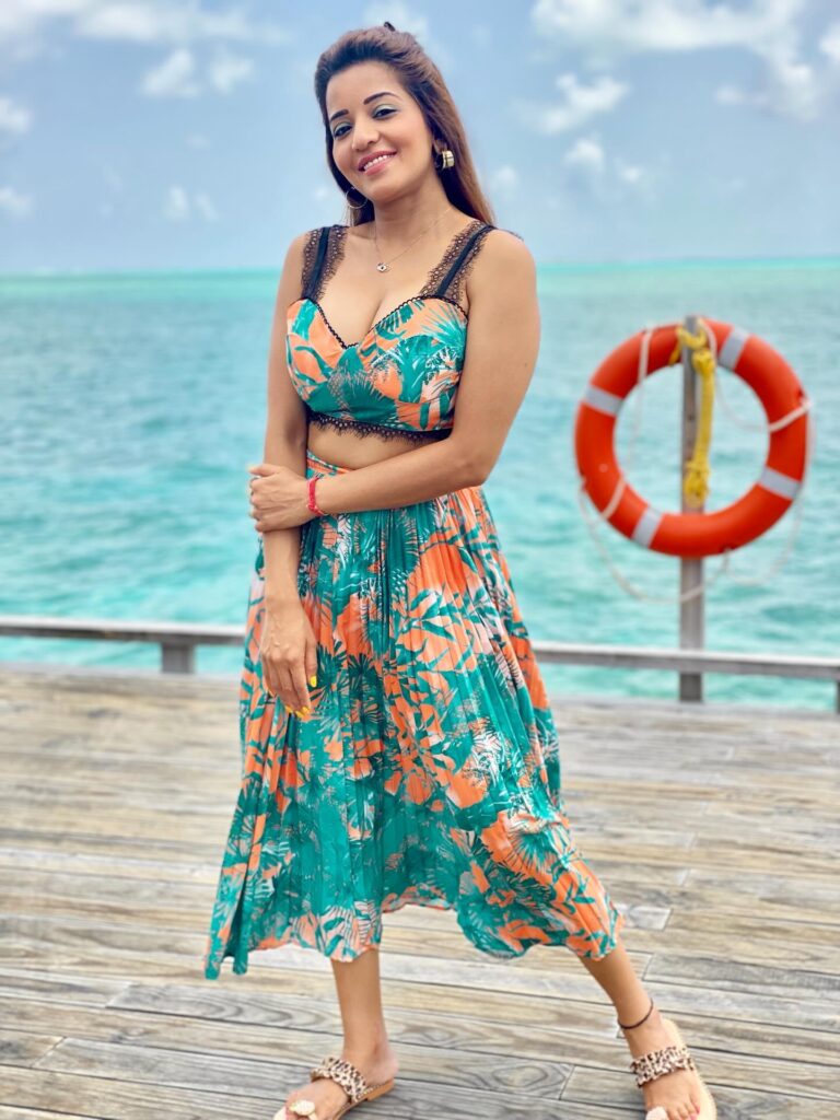 मोनालिसा ने समंदर किनारे दिखाया हुस्न का जलवा, एक-एक तस्वीर देख फैंस बोले- बहुत खूब