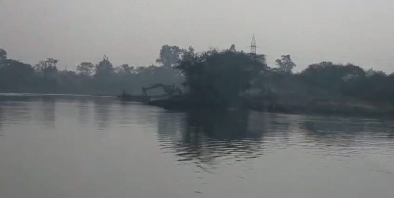 (रायपुर) खारुन नदी तट पर अवैध रेत उत्खनन के विरुद्ध संयुक्त कार्रवाई