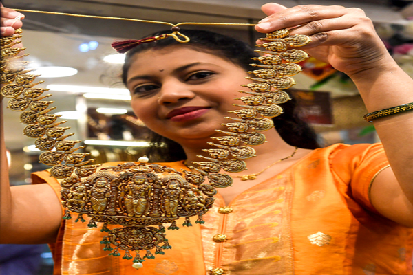 (मुंबई)सोना और चांदी खरीदारों के लिए खुशखबरी, कीमतों में आई गिरावट