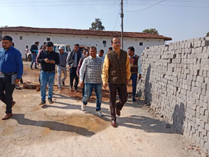 (धमतरी)संचालक पीएम आवास तारण प्रकाश सिन्हा ने सड़क व आवास कार्यों का किया निरीक्षण