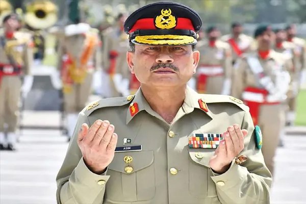 (इस्लामाबाद)कंगाल पाक को बड़ा झटका : देश छोड़ गए 5000 डॉक्टर और 11000 इंजीनियर; सेना प्रमुख के ‘ब्रेन गेनÓ वाले बयान पर जनता ने लगाई क्लास