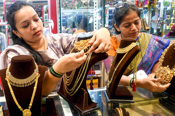 (मुंबई)सोने और चांदी की कीमतों में गिरावट, जानें मार्केट में आज की कीमत