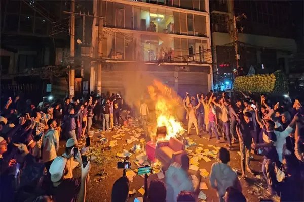 (ढाका)बांग्लादेश में जलता लोकतंत्र : ‘द डेली स्टार और ‘प्रथम आलो के दफ्तर फूंके, 3 घंटे तक छत पर मौत के साए में फंसे रहे 28 पत्रकार