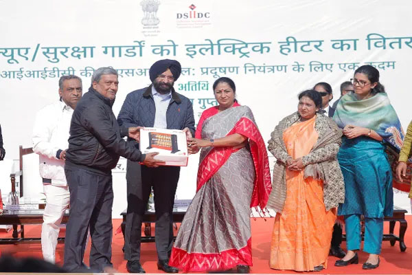 दिल्ली में प्रदूषण पर प्रहार, सीएम रेखा गुप्ता ने चौकीदारों के लिए दिए इलेक्ट्रिक हीटर