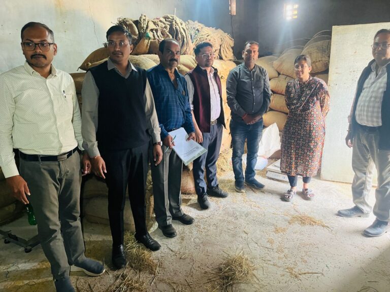 कलेक्टर डॉ. कन्नौजे ने दानसरा उपार्जन केन्द्र का आकस्मिक निरीक्षण किया