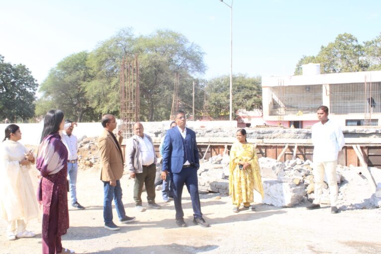 कलेक्टर डॉ कन्नौजे ने कंपोजिट बिल्डिंग एवं सारंगढ़ में चल रहे हैं निर्माण कार्यों का निरीक्षण कर कार्य में तेजी लाने के निर्देश दिए