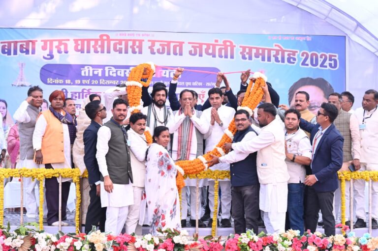 मुख्यमंत्री विष्णु देव साय का सारंगढ़ हेलीपेड में हुआ आत्मीय स्वागत