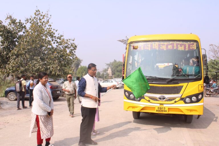 राज्य स्तरीय खेल उत्सव के लिए कलेक्टर डॉ कन्नौजे ने खिलाड़ियों से भरे बस को किया रवाना