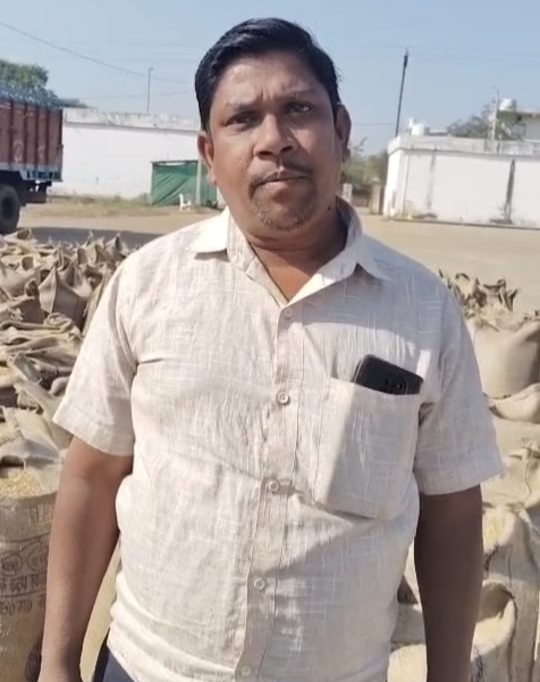 धान खरीदी केन्द्र सरिया में किसानों का आसानी से कट रहा टोकन