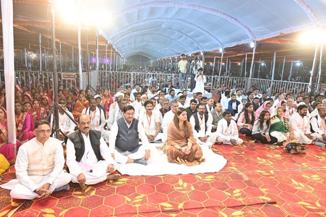 (पंडरिया) पंडरिया विधायक भावना बोहरा द्वारा कबीर आश्रम दामाखेड़ा हेतु जनसेवा को समर्पित एम्बुलेंस का नवोदित वंशाचार्य पंथ श्री उदितमुनि नाम साहेब जी ने किया शुभारंभ