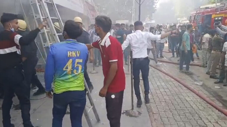 भावनगर के समीप कॉम्प्लेक्स में लगी आग, 15-20 लोगों को बचाया गया