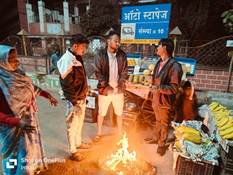 (रायपुर) राजधानी में शीतलहर का प्रकोप निगम प्रशासन ने कई जगह जलाया अलावा