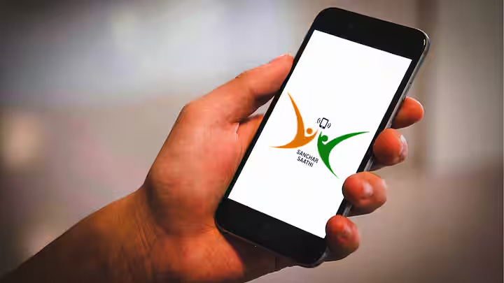 सरकार ने खत्म की मोबाइल फोन में संचार साथ ऐप पहले से इंस्टॉल करने की अनिवार्यता