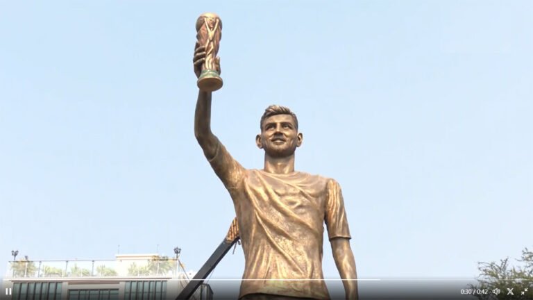 लियोनल मेसी ने कोलकाता में अपने 70 फीट ऊंची मूर्ती का किया अनावरण