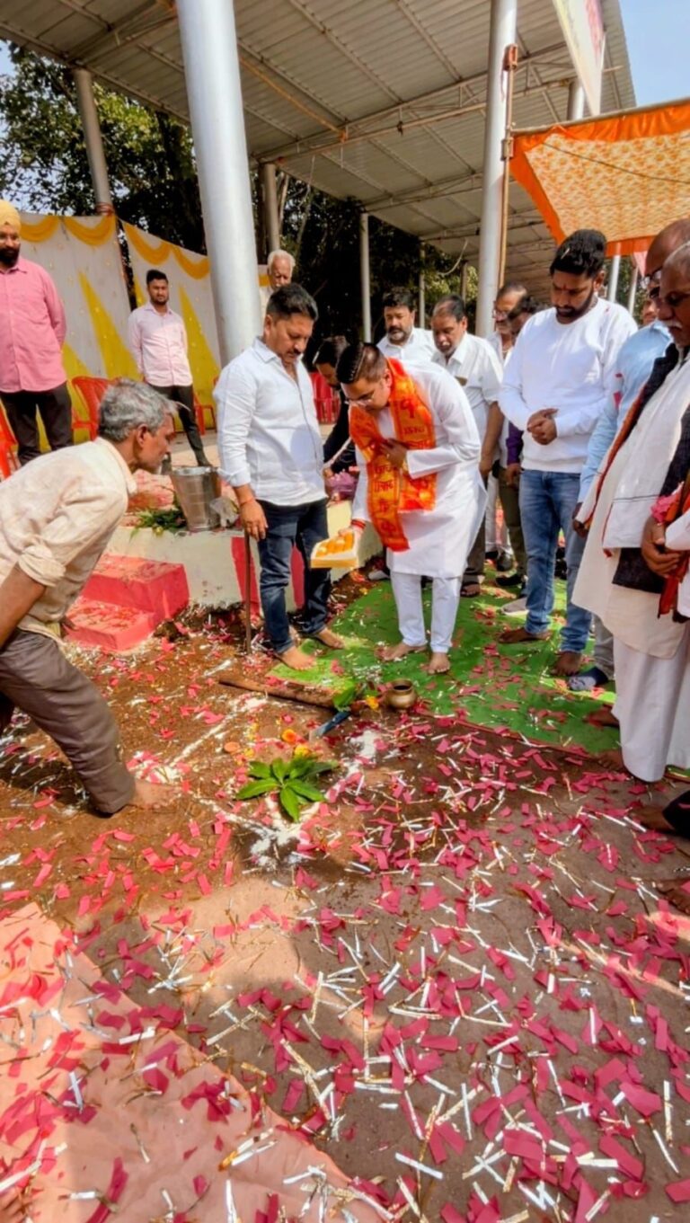 लालमैदान में वैशालीनगर विधायक रिकेश सेन ने किया डोमशेड निर्माण का भूमिपूजन
