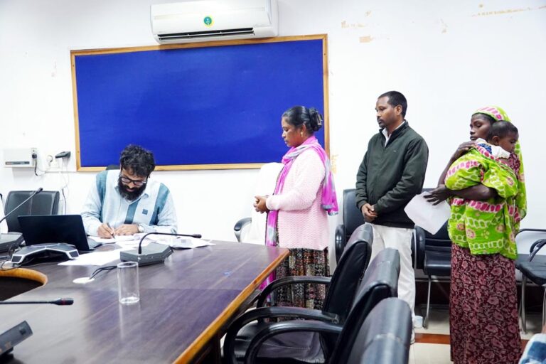 (जशपुरनगर) कलेक्टर रोहित व्यास ने जनदर्शन में सुनी आमजन की समस्याएँ