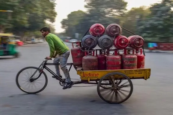 नए साल के पहले दिन ही लगा महंगाई का झटका, LPG सिलेंडर के बढ़े दाम; जानें आपके शहर में क्या होंगे नए रेट