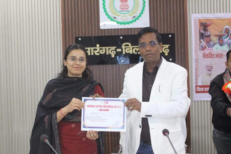 कलेक्टर डॉ संजय कन्नौजे ने उत्कृष्ट कार्य करने वाले अधिकारी कर्मचारी को किया सम्मानित