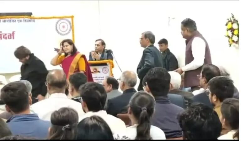 गुरु घासीदास केंद्रीय विश्वविद्यालय के कुलपति ने मंच पर साहित्यकार का किया अपमान