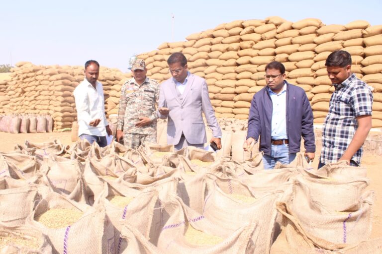 धान खरीदी केंद्रों का कलेक्टर डॉ संजय कन्नौजे ने किया औचक निरीक्षण