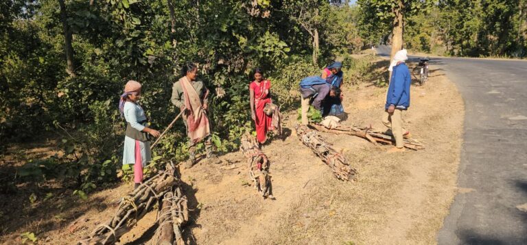 कैलाशपुर सर्कल में वन संरक्षण को लेकर महिलाओं को जागरूक कर रहे वनकर्मी