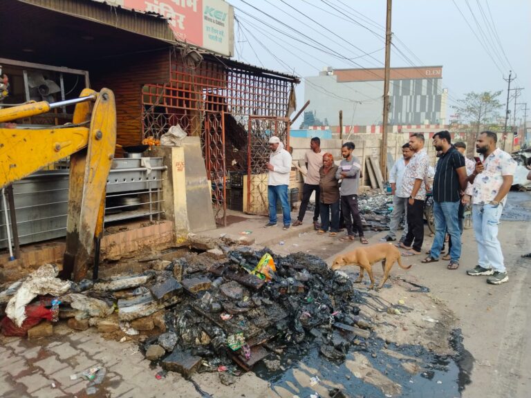 (रायपुर) अवैध फ ल ठेलों को हटाकर नाला सफ ाई करवाई और जनशिकायत का किया त्वरित निदान