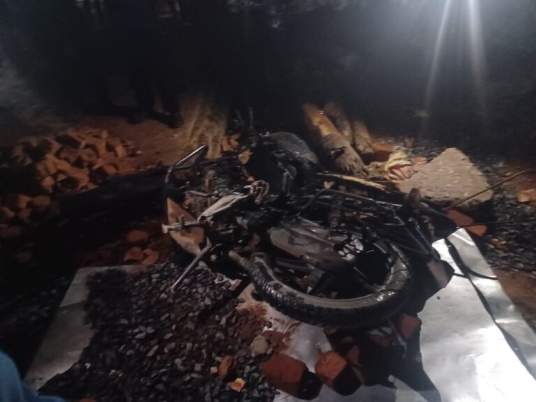 (कोंडागाँव)अचानक स्कूटी में लगी आग, घर भी आया चपेट में