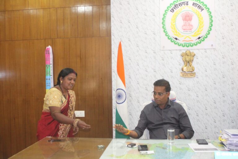 कलेक्टर ने फाइलेरिया की दवा स्वयं खाकर नागरिकों को दवा सेवन करने किया अपील