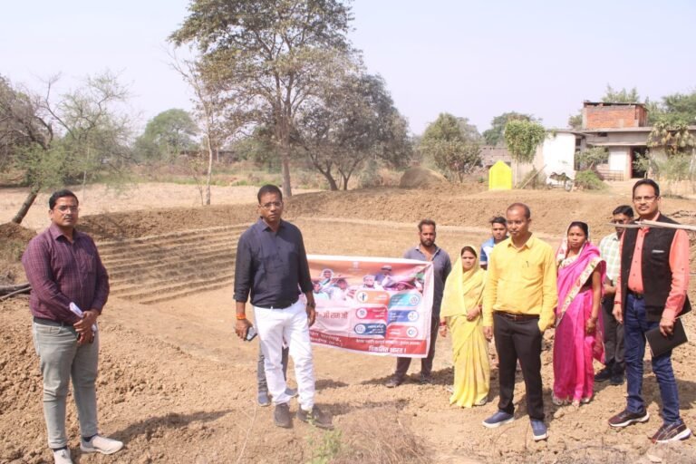 मनरेगा से जल संरक्षण को नई दिशा: कलेक्टर डॉ. संजय कन्नौजे ने तालाब, डबरी और चेकडेम कार्यों का किया निरीक्षण
